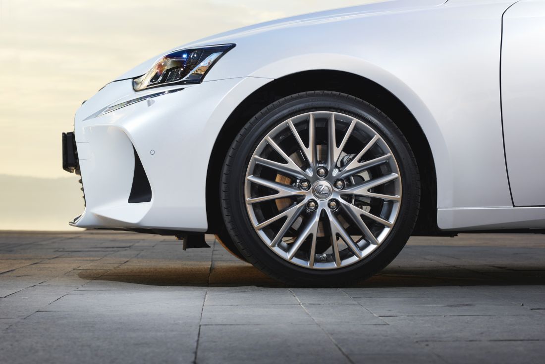 2017-lexus-is-300h-detail-01-2 (1)