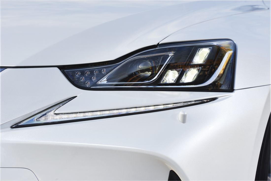 2017-lexus-is-300h-detail-02-2