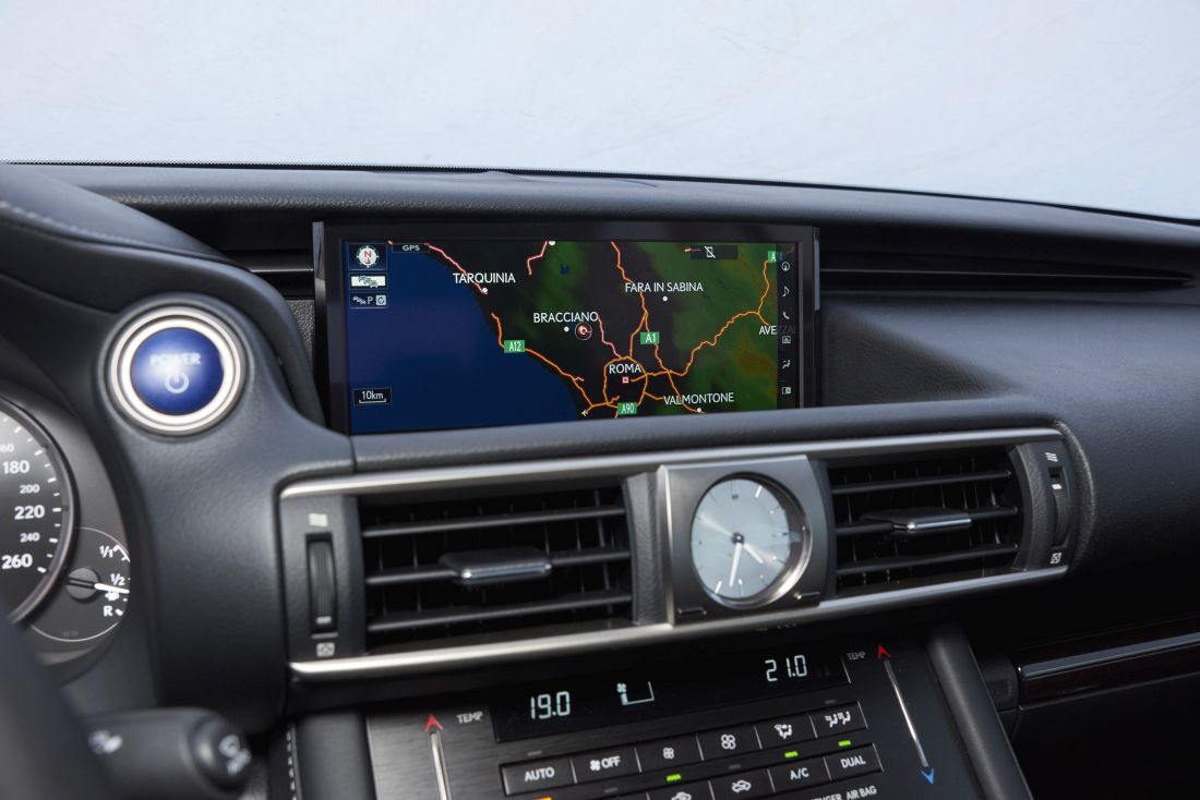 2017-lexus-is-300h-detail-08-2