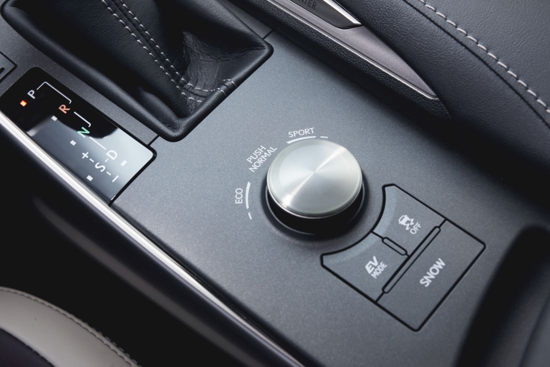 2017-lexus-is-300h-detail-09-2