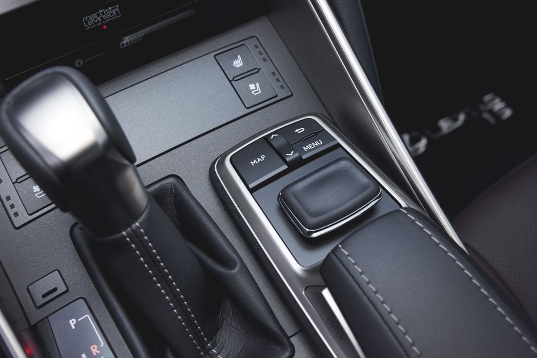 2017-lexus-is-300h-detail-10-2
