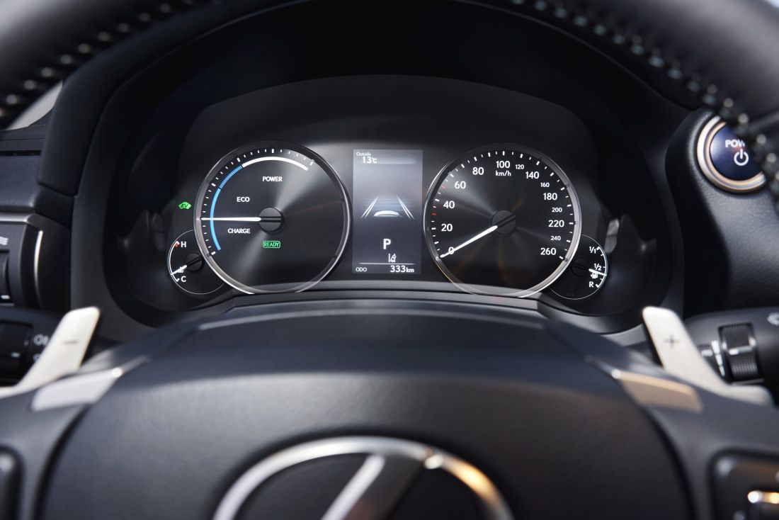 2017-lexus-is-300h-detail-12-2