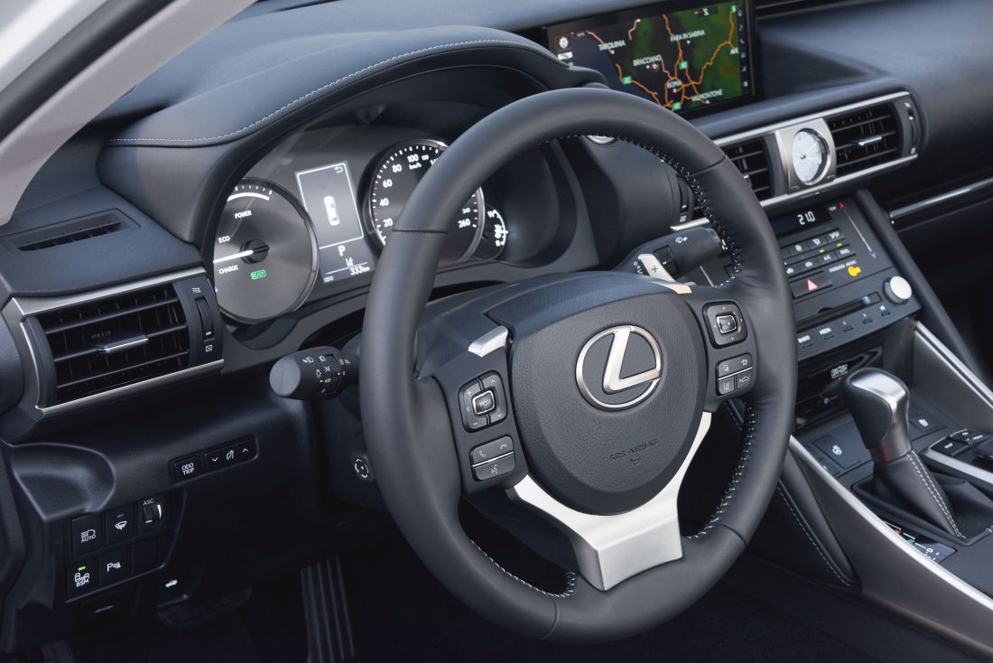 2017-lexus-is-300h-detail-15-2