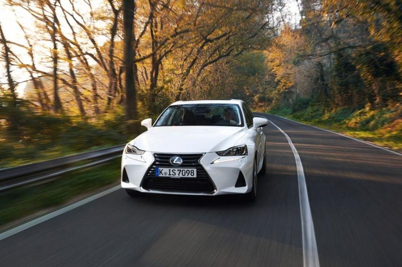 2017-lexus-is-300h-dynamic-02-2