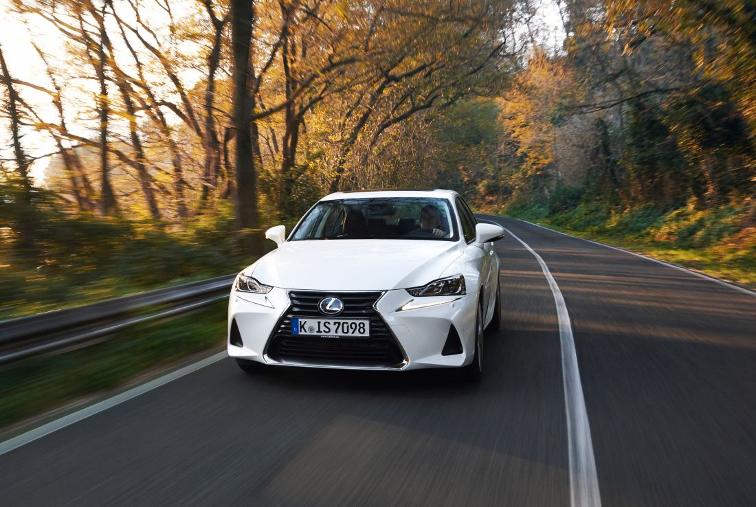 2017-lexus-is-300h-dynamic-02-2