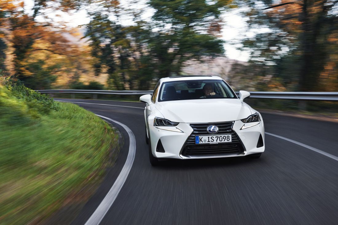 2017-lexus-is-300h-dynamic-04-2