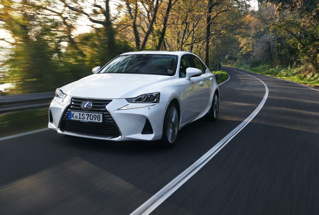 2017-lexus-is-300h-dynamic-05-2