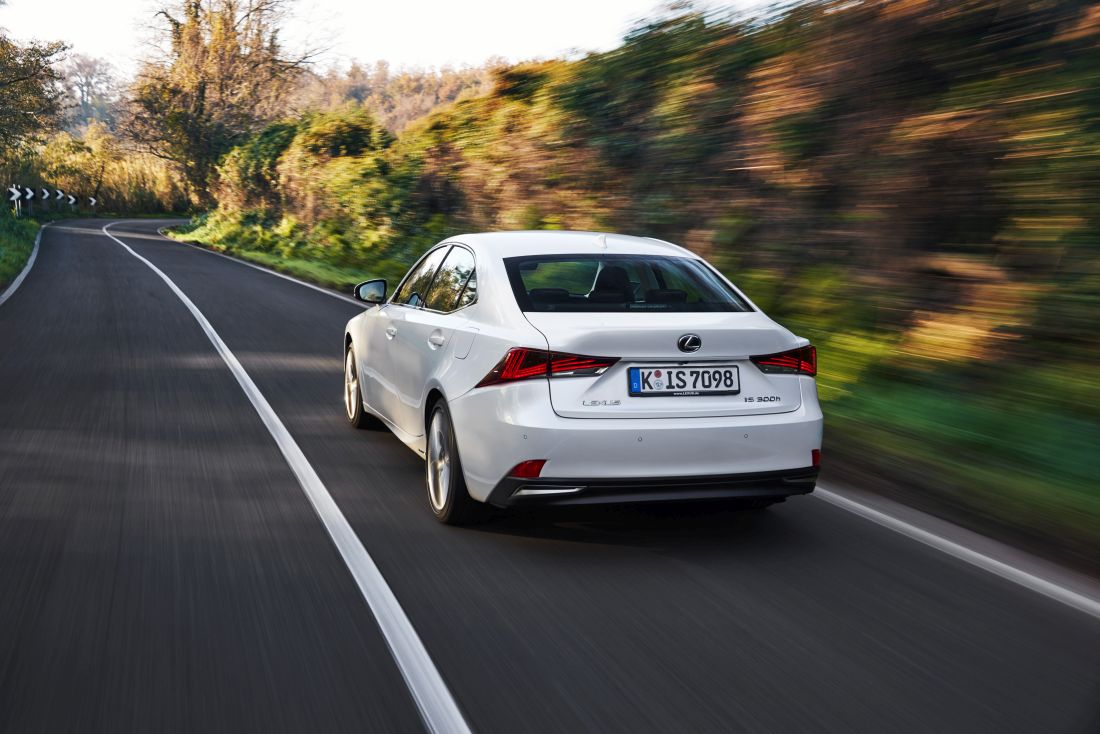 2017-lexus-is-300h-dynamic-07-2