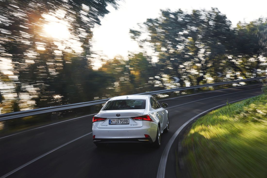 2017-lexus-is-300h-dynamic-09-2