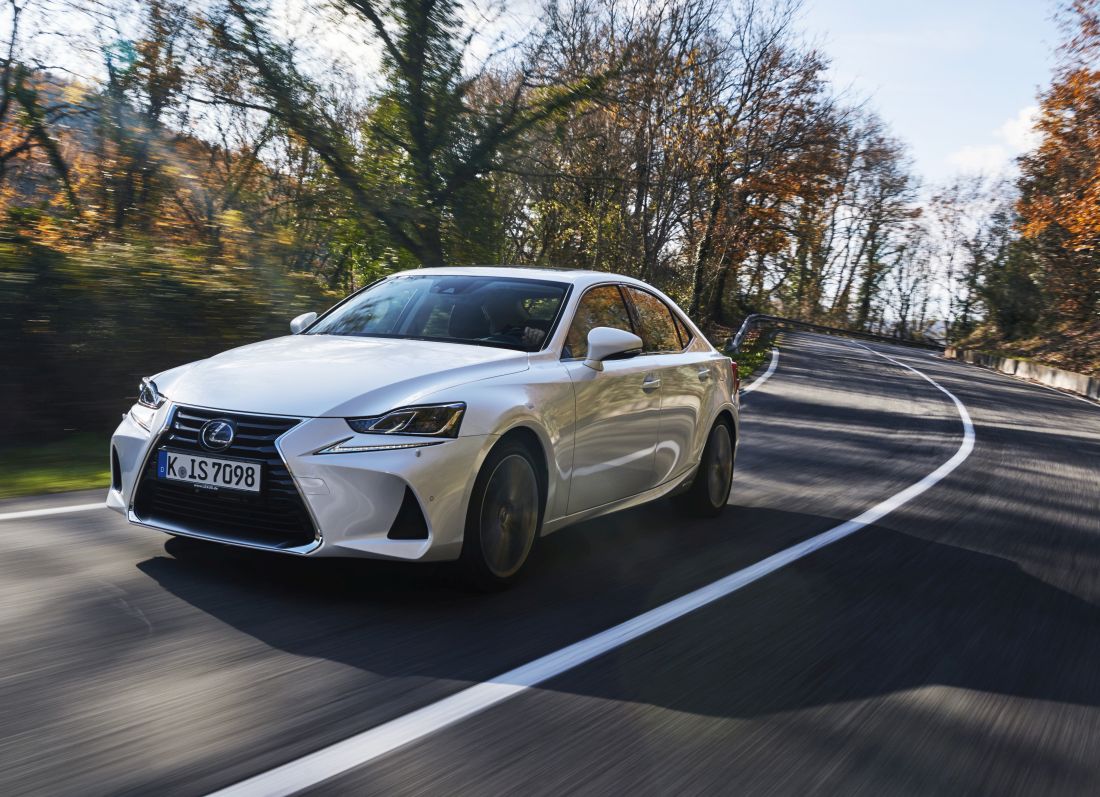 2017-lexus-is-300h-dynamic-10-2