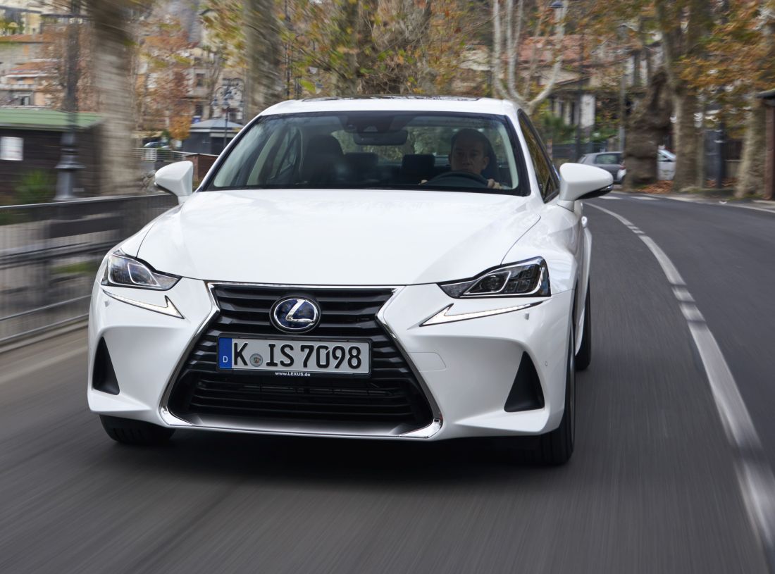2017-lexus-is-300h-dynamic-13-2