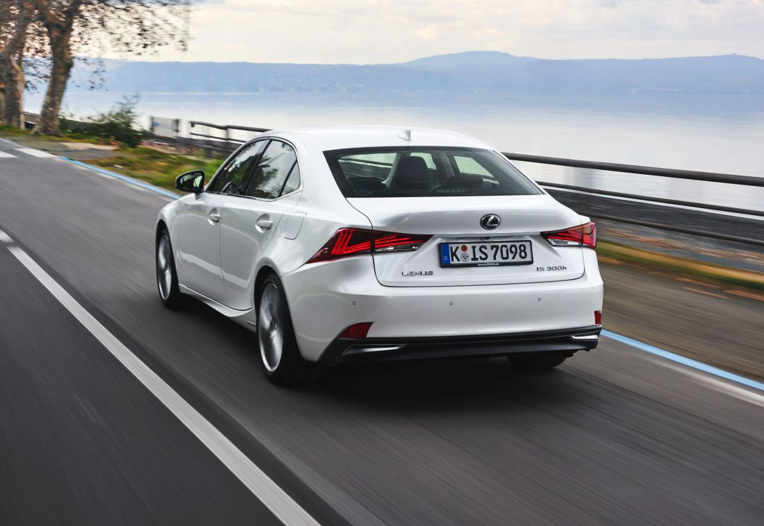 2017-lexus-is-300h-dynamic-15-2