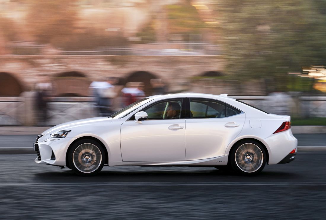2017-lexus-is-300h-dynamic-16-2