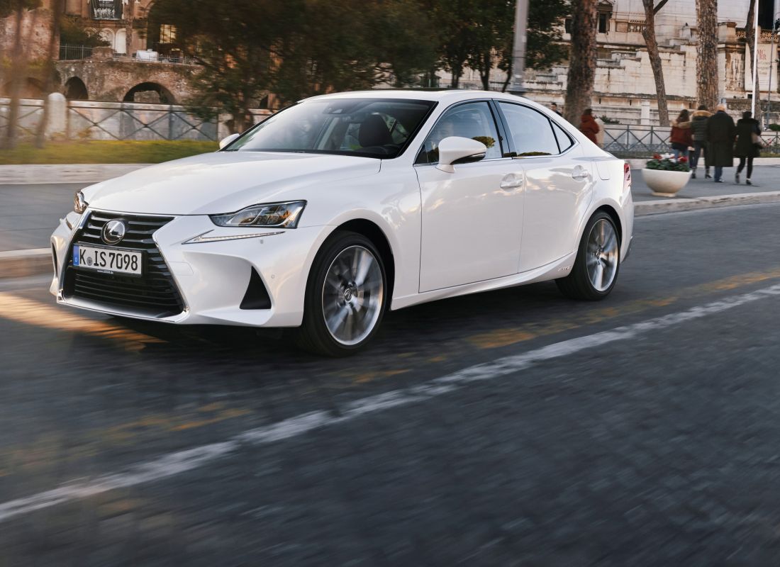 2017-lexus-is-300h-dynamic-26-2