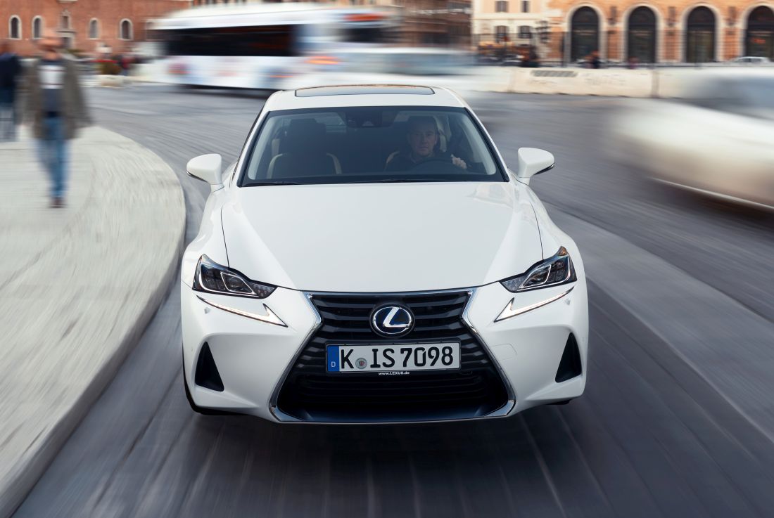 2017-lexus-is-300h-dynamic-27-2