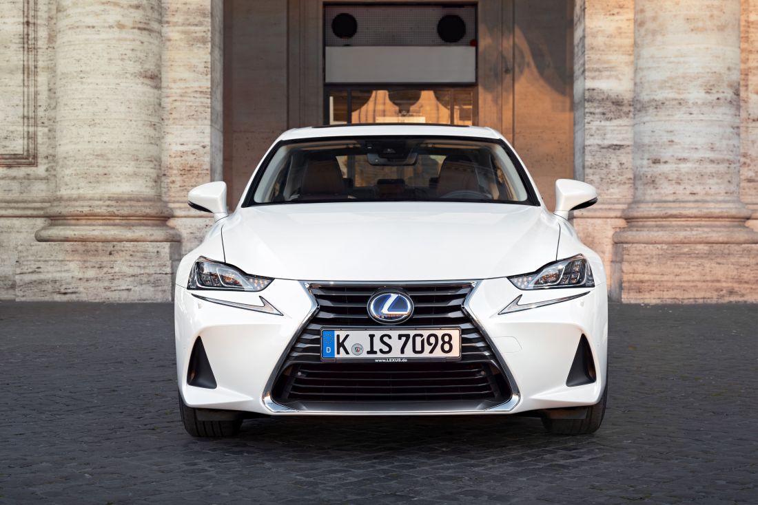 2017-lexus-is-300h-static-4-2