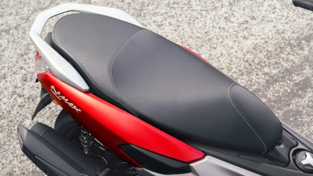 2017-yamaha-nmax-155-eu-anodized-red-detail-006