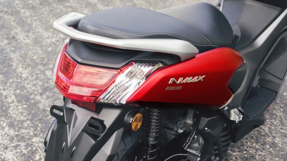 2017-yamaha-nmax-155-eu-anodized-red-detail-013