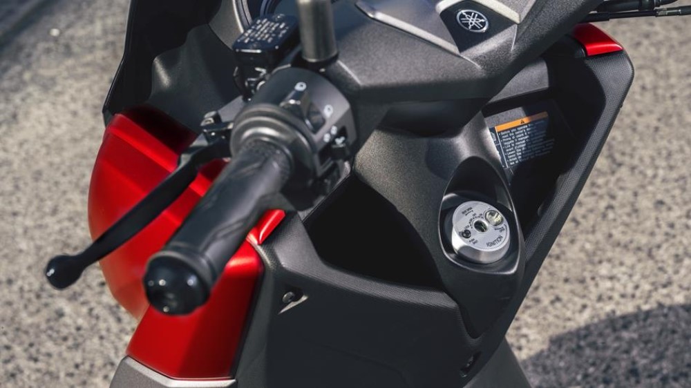 2017-yamaha-nmax-155-eu-anodized-red-detail-014