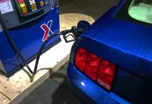 Porque é que os carros tem os depósitos de combustível em lados diferentes?