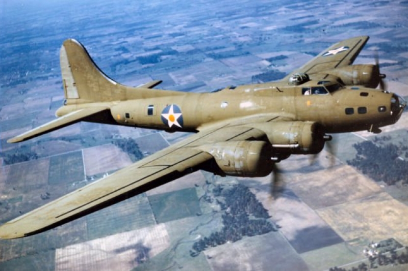1 color_photographed_b-17e_in_flight-640×420