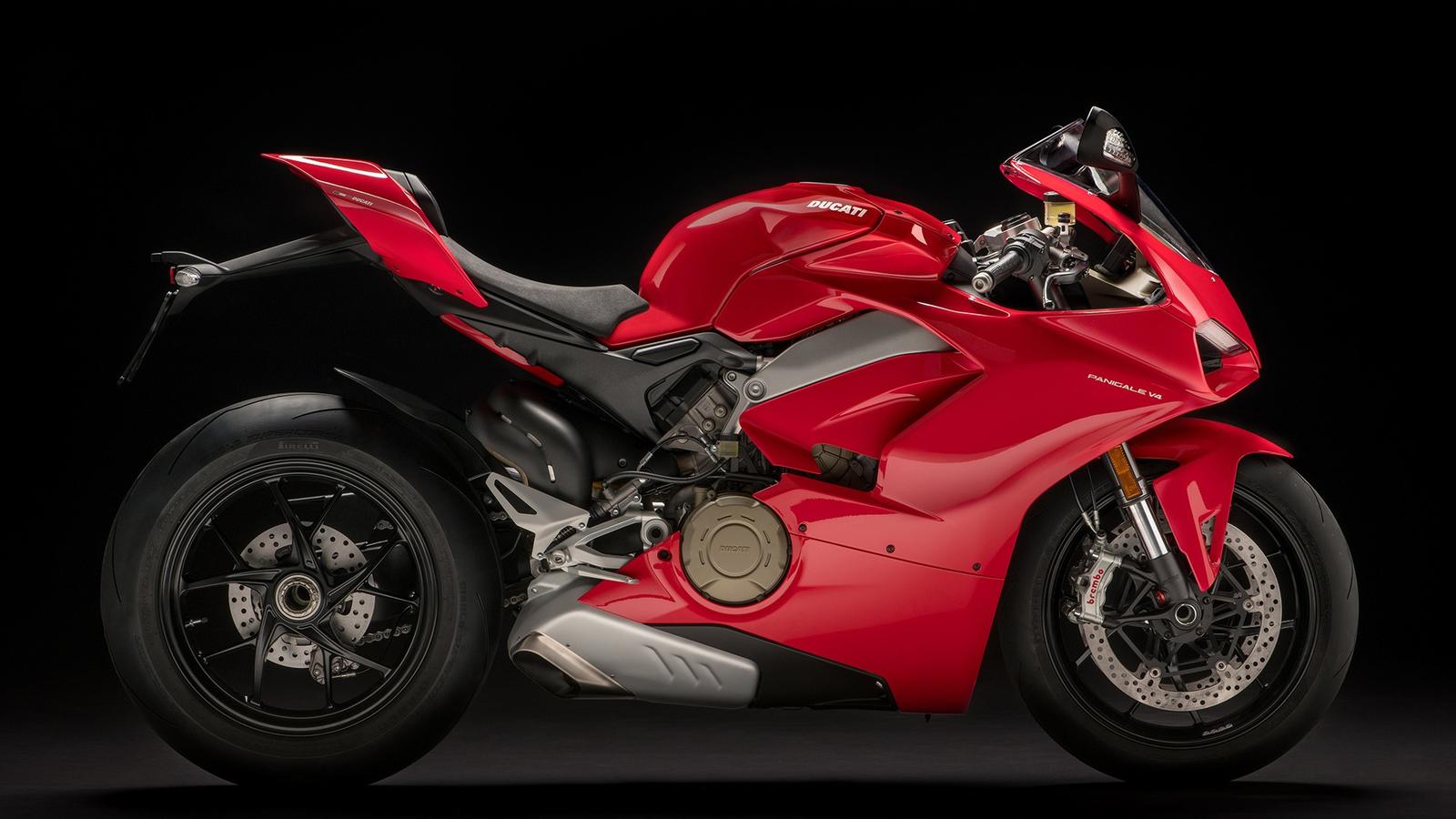 2018-ducati-panigale-v4-breaks-cover-and-is-amazing-10