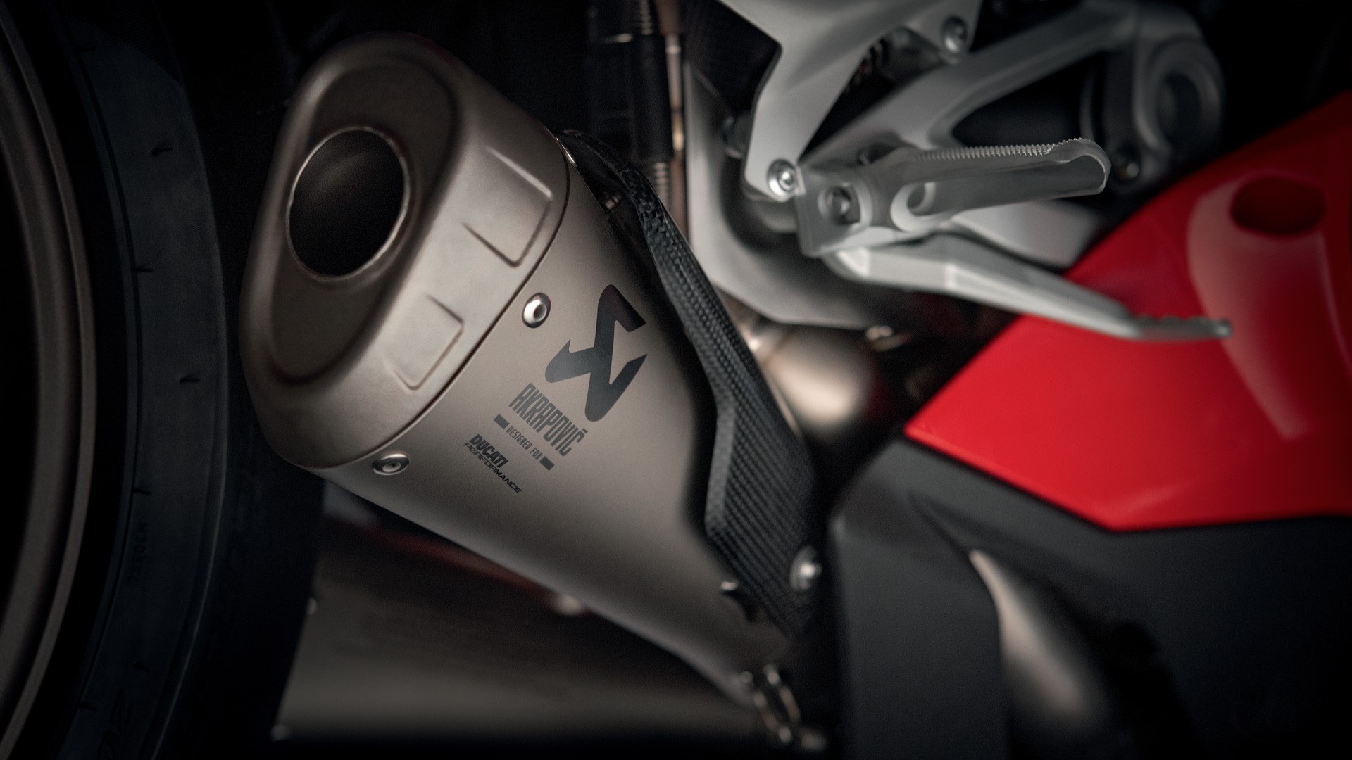 2018-ducati-panigale-v4-breaks-cover-and-is-amazing-2