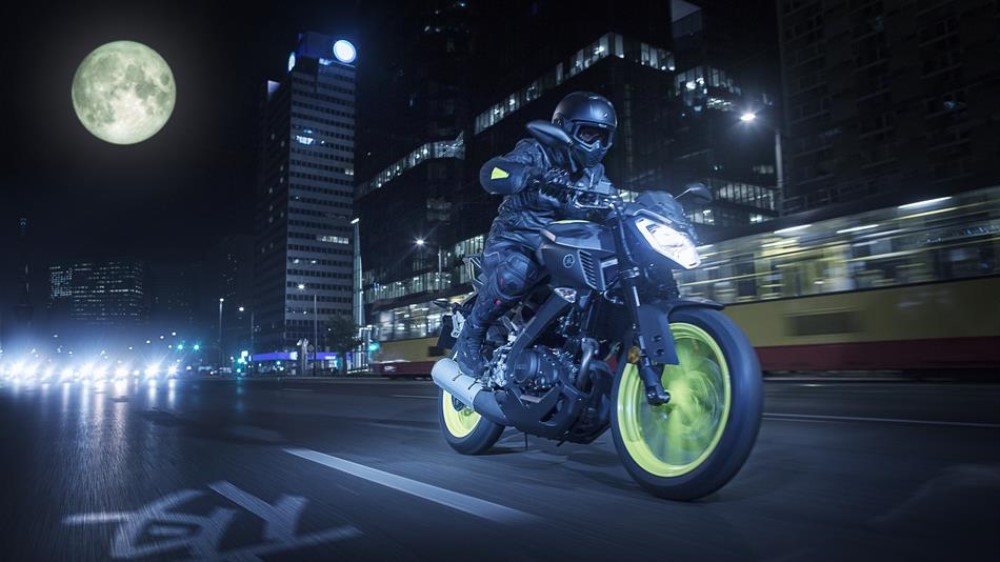 2018-yamaha-mt-125-eu-night-fluo-action-002