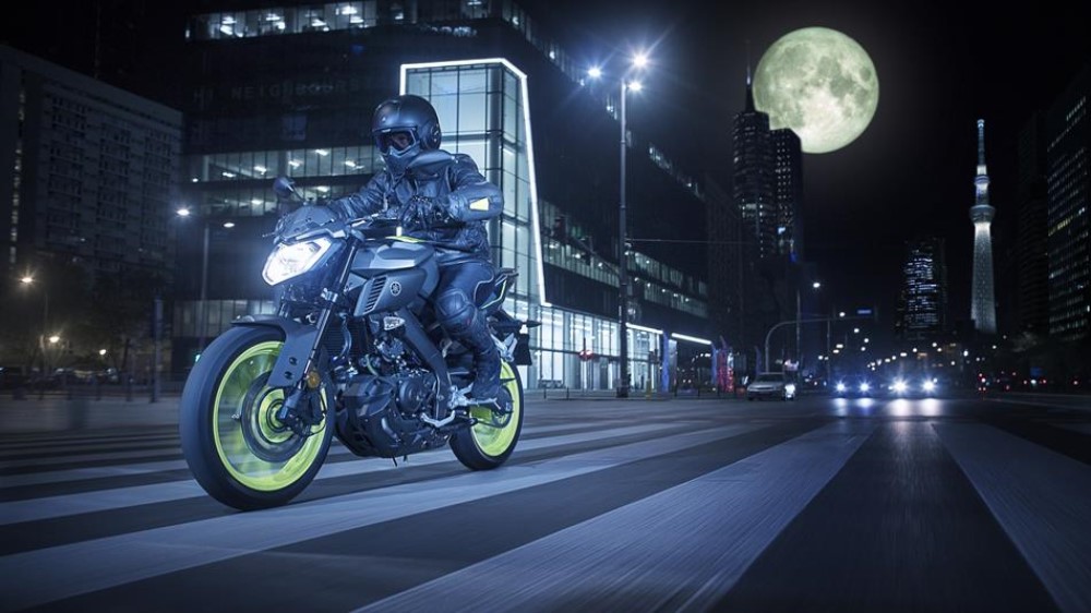 2018-yamaha-mt-125-eu-night-fluo-action-003