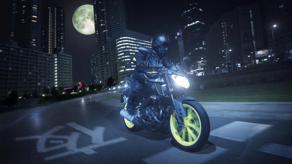 2018-yamaha-mt-125-eu-night-fluo-action-004