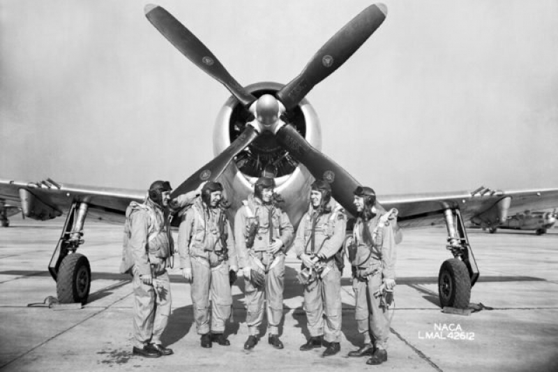 3-test_pilots_with_p-47_thunderbolt_fighter_-_gpn-2000-001250-640x460-800x533_c.jpg