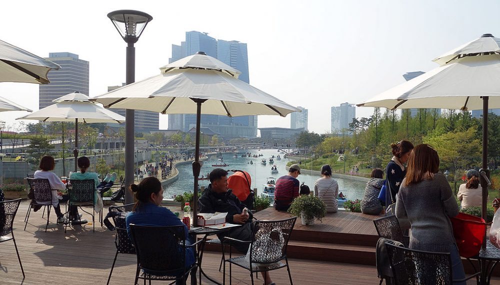 Central_Park_Patio_View_of_Lake,_Songdo_IBD