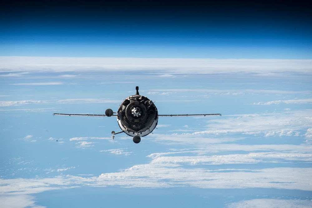 ISS-43_Soyuz_TMA_16M_approaches_the_ISS