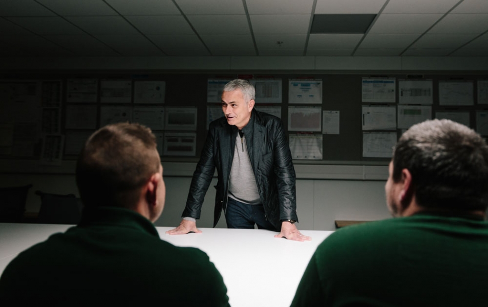 J_F-PACE_Mourinho_Surprise_Visit_161117_0056-960×600