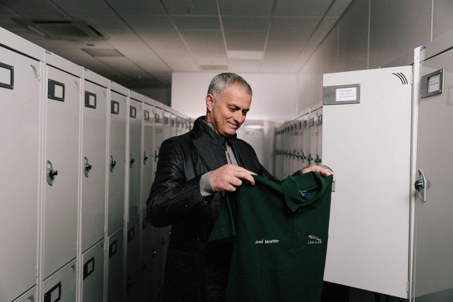 J_F-PACE_Mourinho_Surprise_Visit_161117_0072_01-960×600 (1)