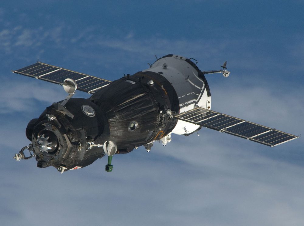 Soyuz_TMA-17_before_docking