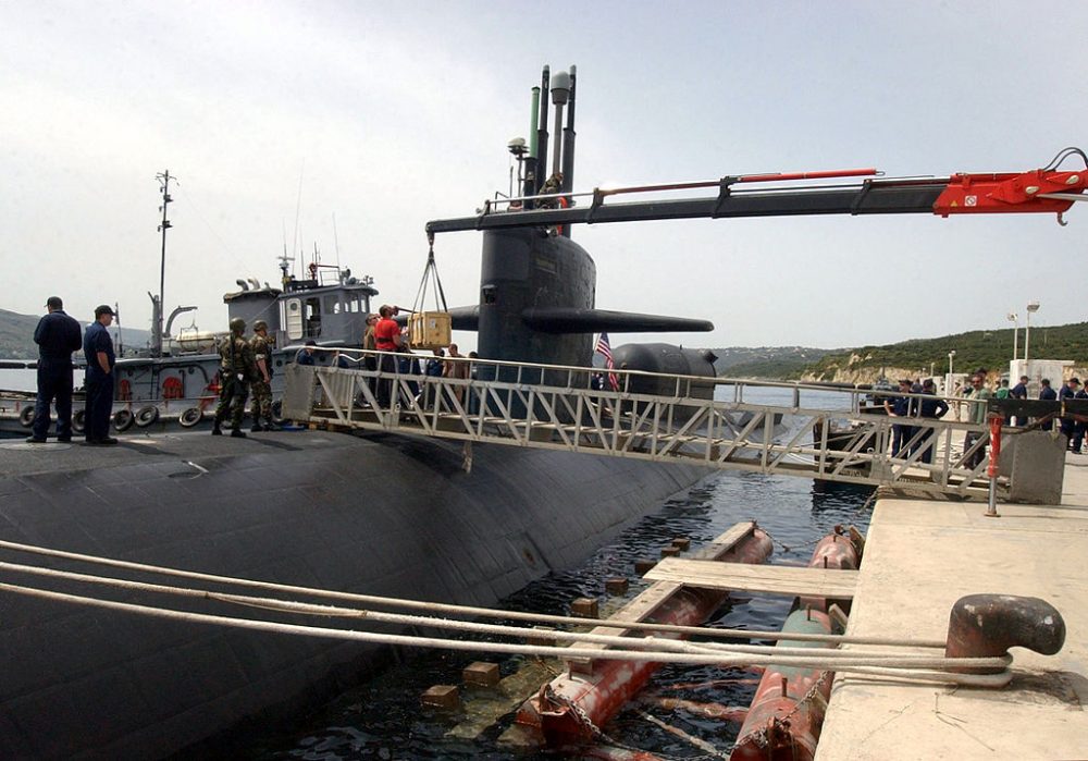 1024px-US_Navy_040412-N-0780F-091_The_Los_Angeles-class_attack_submarine_USS_Dallas_(SSN_700)_receives_cargo_during_a_brief_port_visit_to_Souda_Bay