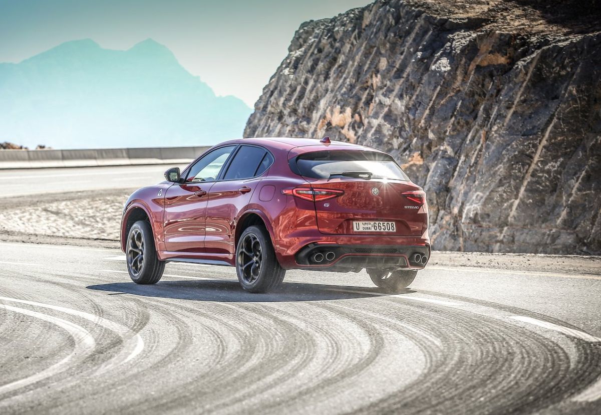 Alfa_Romeo-Stelvio_Quadrifoglio-2018-1280-3c