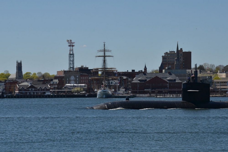 The_attack_submarine_USS_Dallas_(SSN_700),_right,_passes_by_the_cutter_USCGC_Eagle_(WIX_327),_center,_in_Groton,_Conn.,_May_3,_2013_130503-N-TN558-187