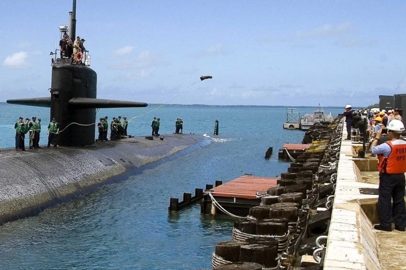 USS_Dallas_moors_in_Diego_Garcia