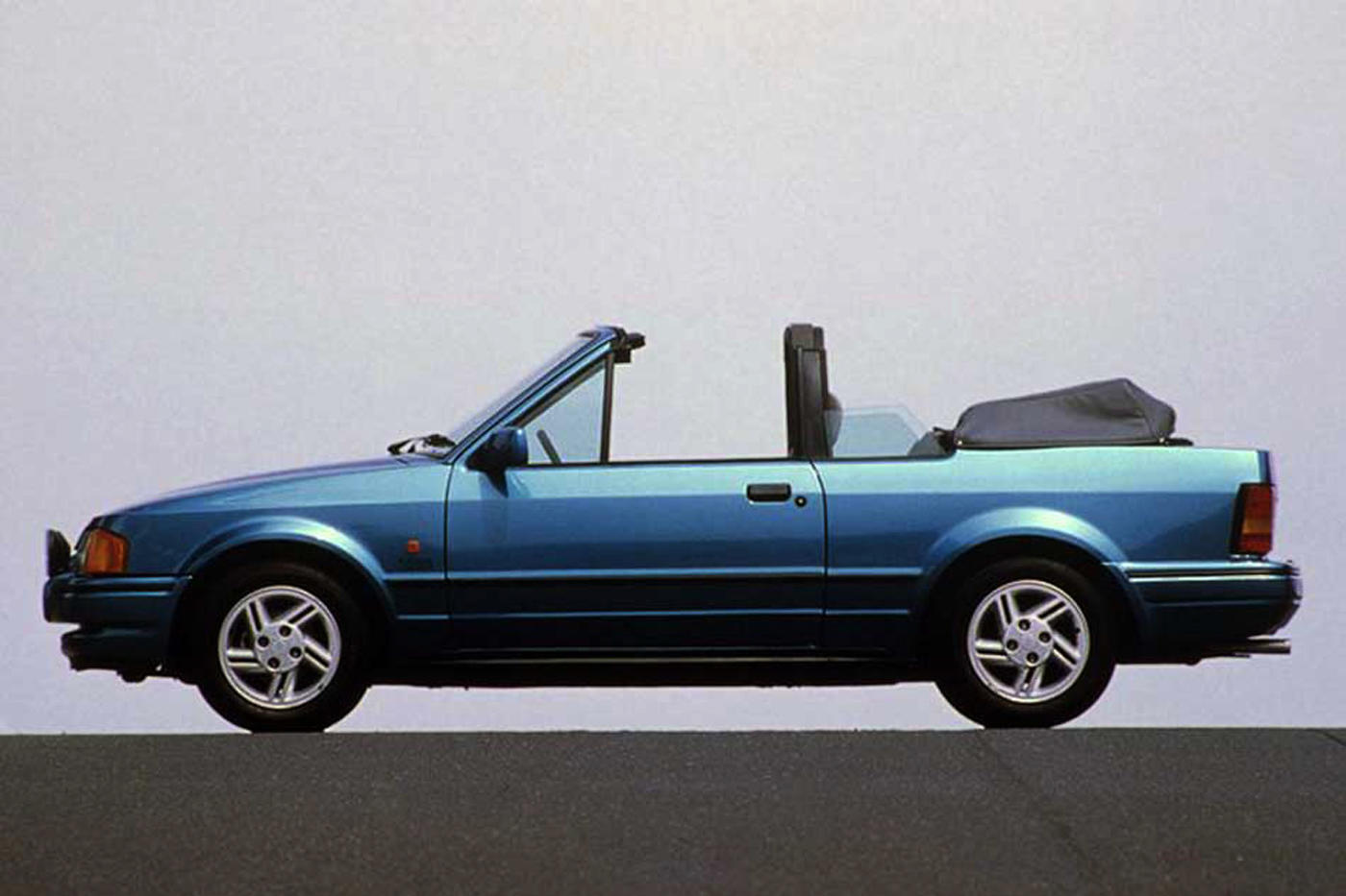 003_1986-Escort-XR3i-Cabriolet