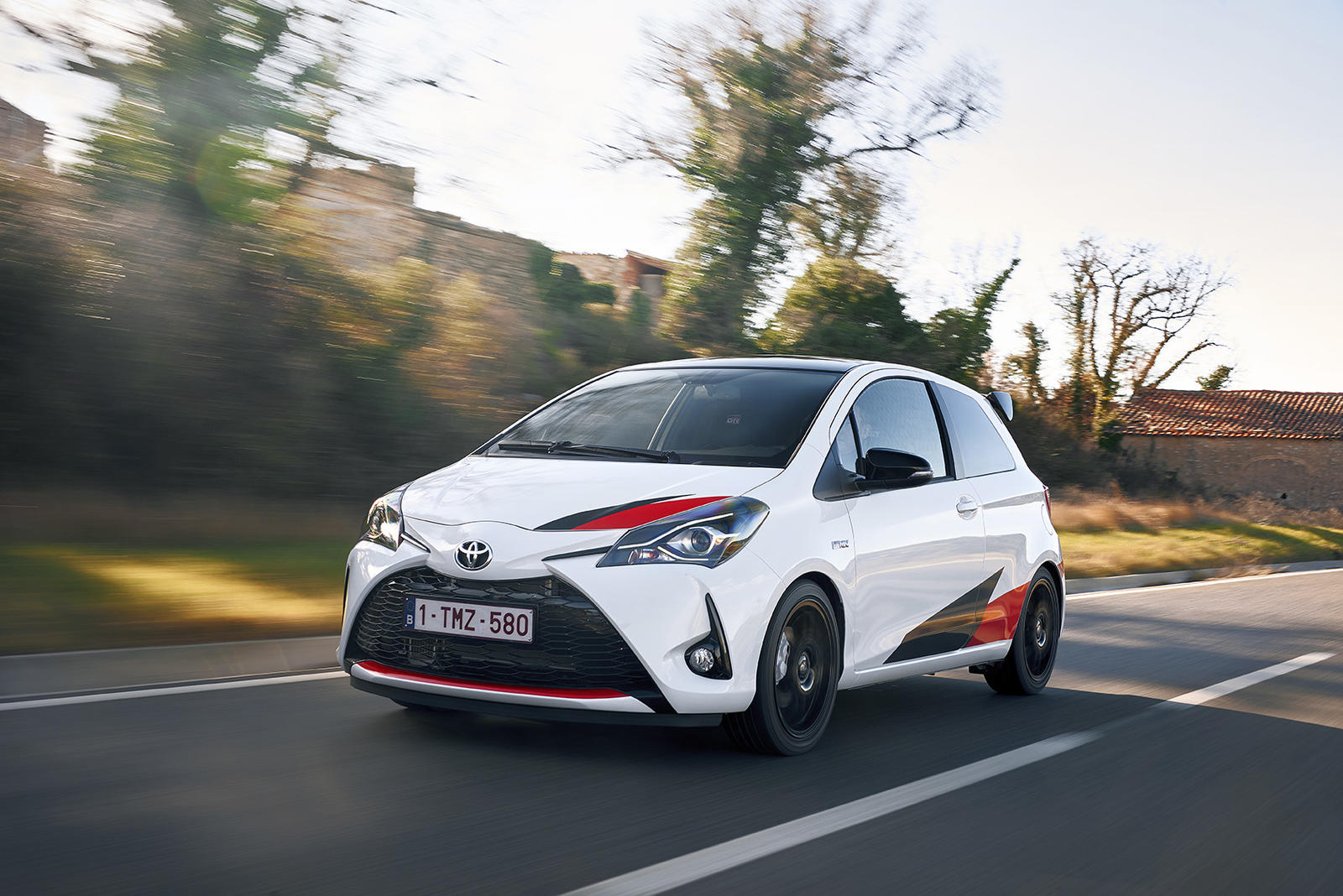 101_Yaris_GRMN_dynamic_road