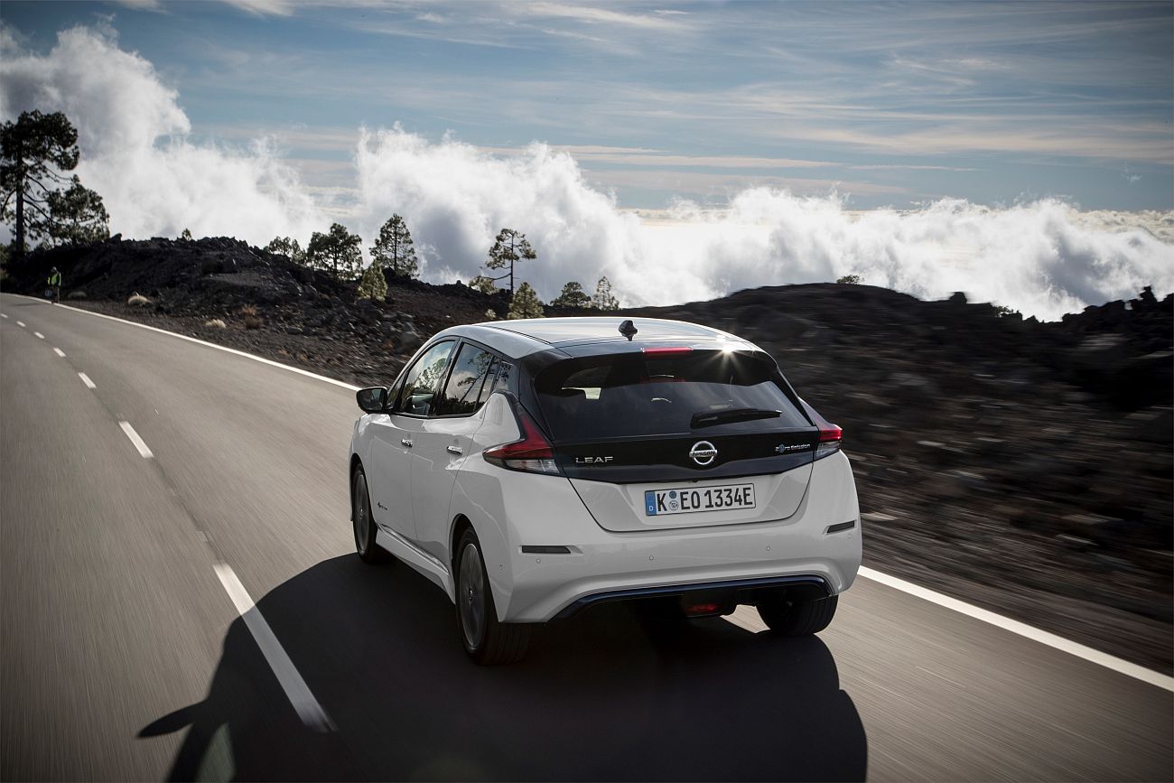 426214047_The_new_Nissan_LEAF_the_world_s_best_selling_zero_emissions_electric