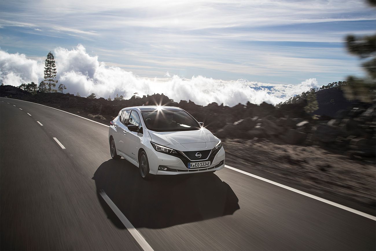 426214048_The_new_Nissan_LEAF_the_world_s_best_selling_zero_emissions_electric
