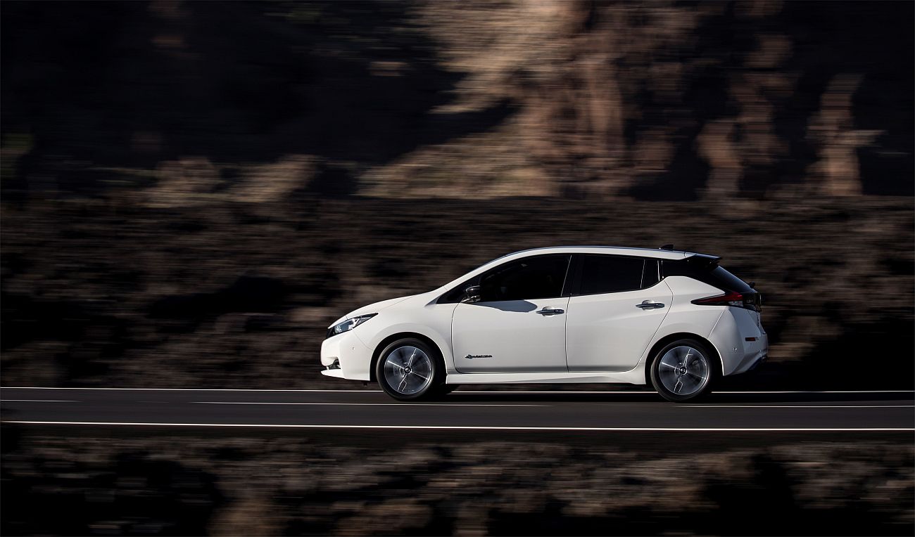 426214059_The_new_Nissan_LEAF_the_world_s_best_selling_zero_emissions_electric