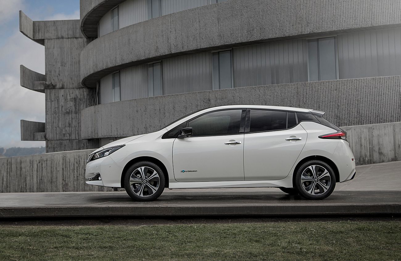 426214102_The_new_Nissan_LEAF_the_world_s_best_selling_zero_emissions_electric
