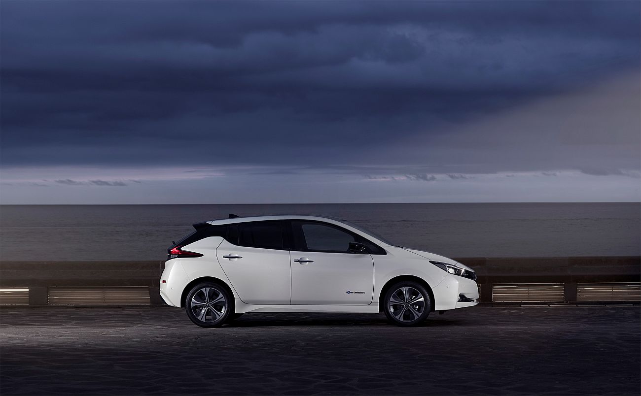 426214104_The_new_Nissan_LEAF_the_world_s_best_selling_zero_emissions_electric
