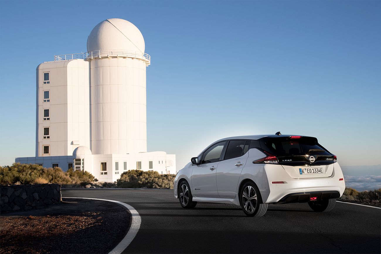 426214109_The_new_Nissan_LEAF_the_world_s_best_selling_zero_emissions_electric