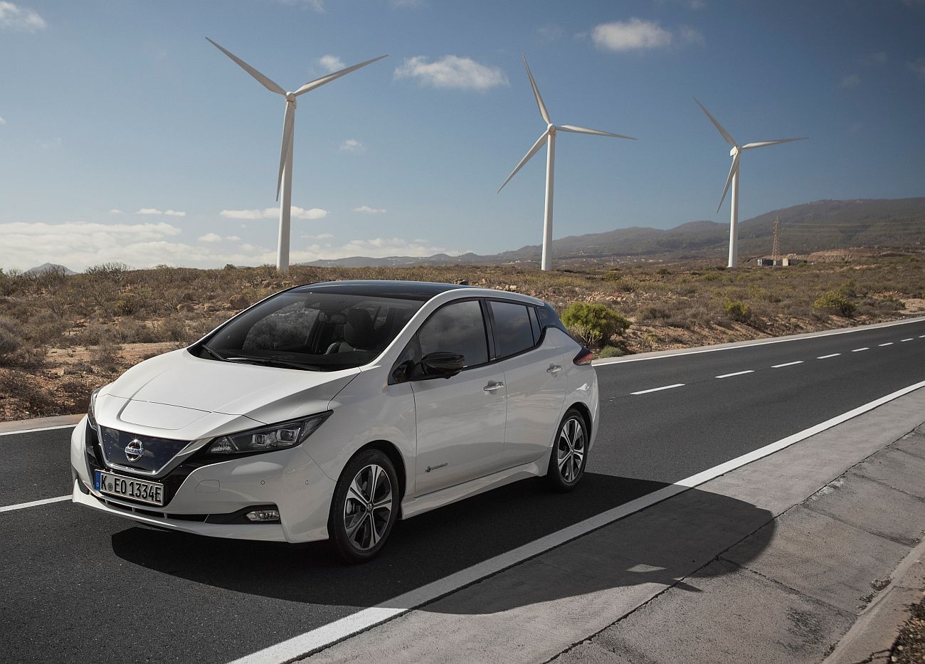426214112_The_new_Nissan_LEAF_the_world_s_best_selling_zero_emissions_electric