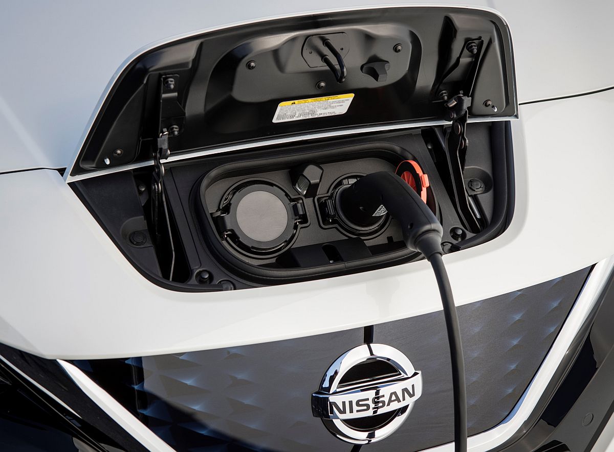 426214115_The_new_Nissan_LEAF_the_world_s_best_selling_zero_emissions_electric
